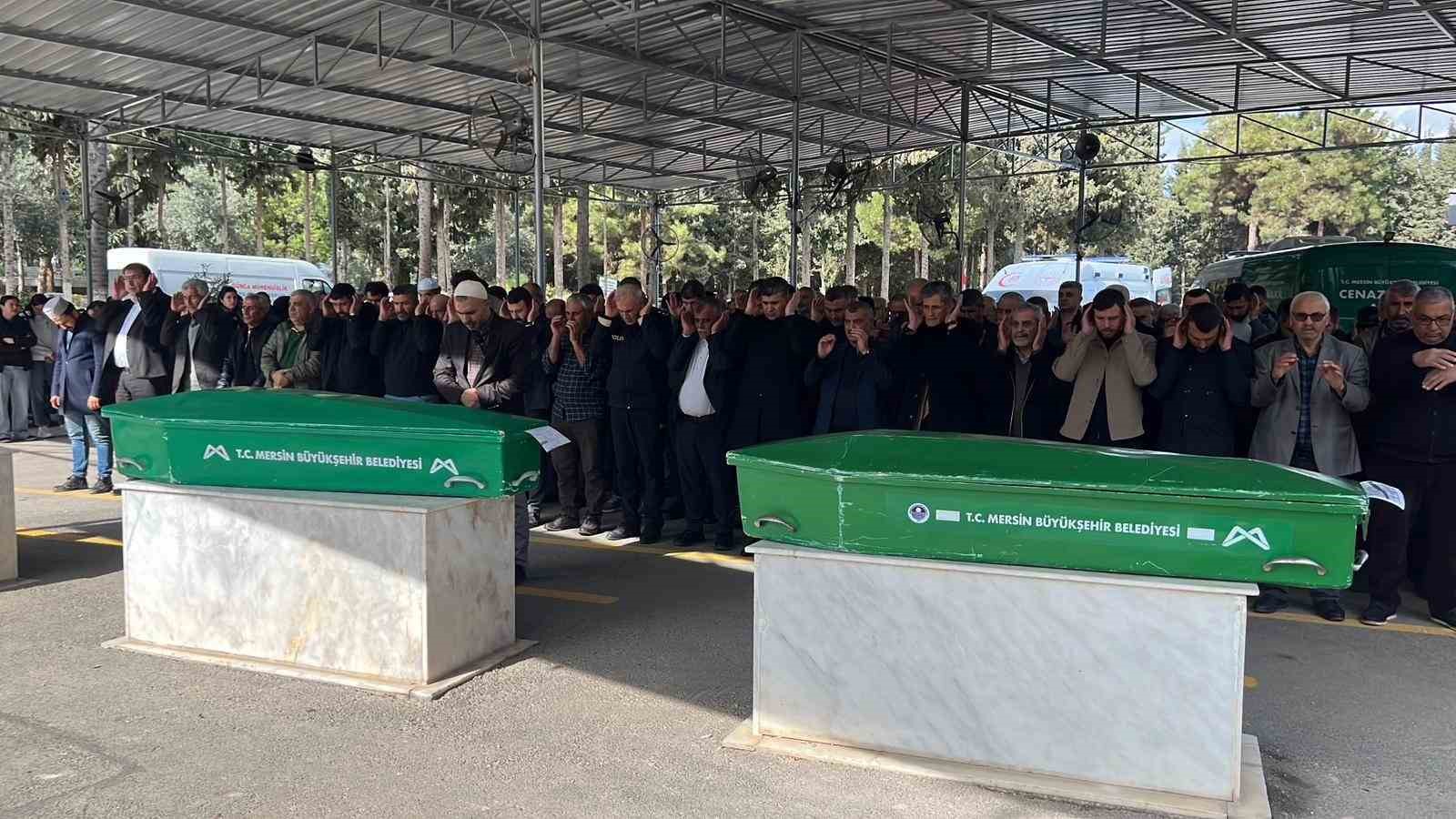 Mersin’deki kazadan acı hikaye: İkizleri ölüm ayırdı, 3 cenaze yan yana defnedildi 9 mersindeki kazadan aci hikaye ikizleri olum ayirdi 3 cenaze yan yana defnedildi 5 zcWjdjNE