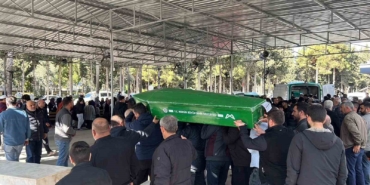 mersindeki-kazadan-aci-hikaye-ikizleri-olum-ayirdi-3-cenaze-yan-yana-defnedildi-pcF67AJu.jpg