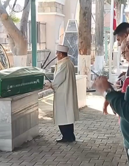 Mersin’deki koca vahşeti: Şüpheli tutuklandı, 4 çocuk annesi son yolculuğuna uğurlandı 5 mersindeki koca vahseti supheli tutuklandi 4 cocuk annesi son yolculuguna ugurlandi 1 1uKW8OGy
