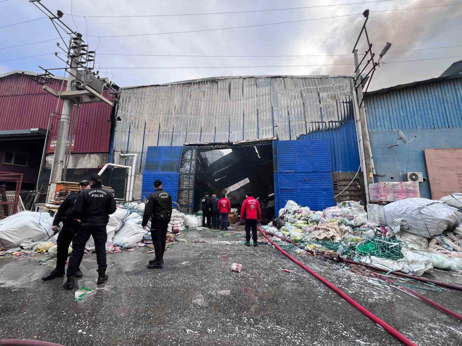 mersindeki plastik ham madde deposunda cikan yangin kontrol altina alindi 1