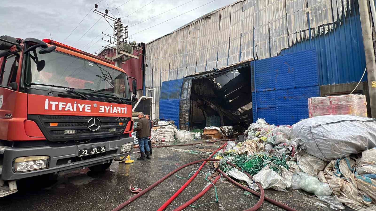 mersindeki plastik ham madde deposunda cikan yangin kontrol altina alindi 2 ZPnX8rwn