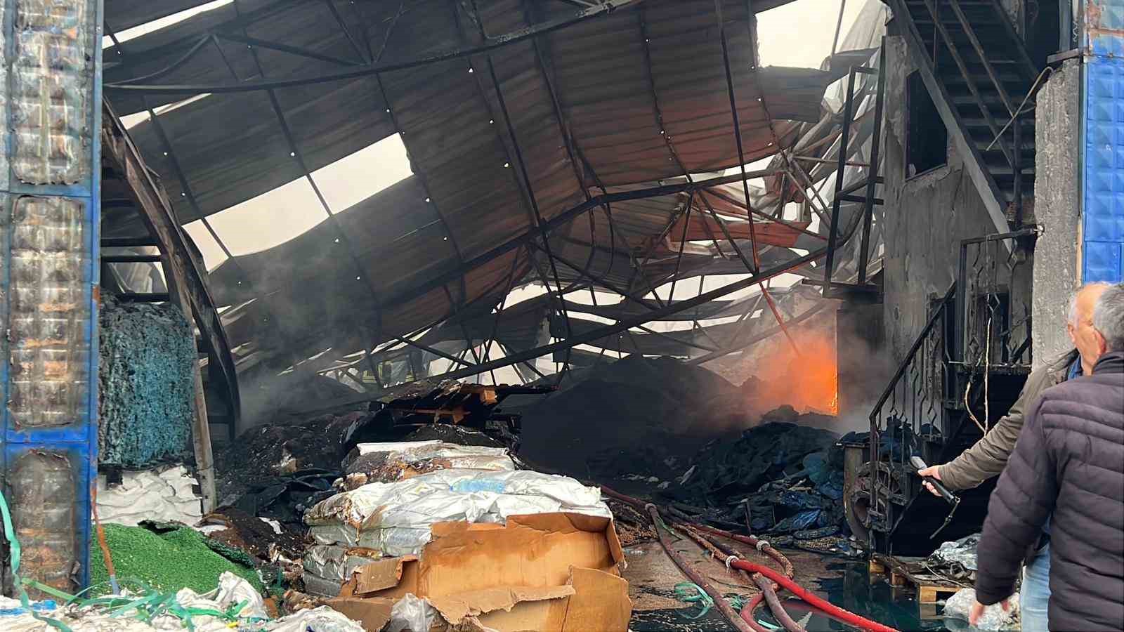 mersindeki plastik ham madde deposunda cikan yangin kontrol altina alindi 3 PZtBX143