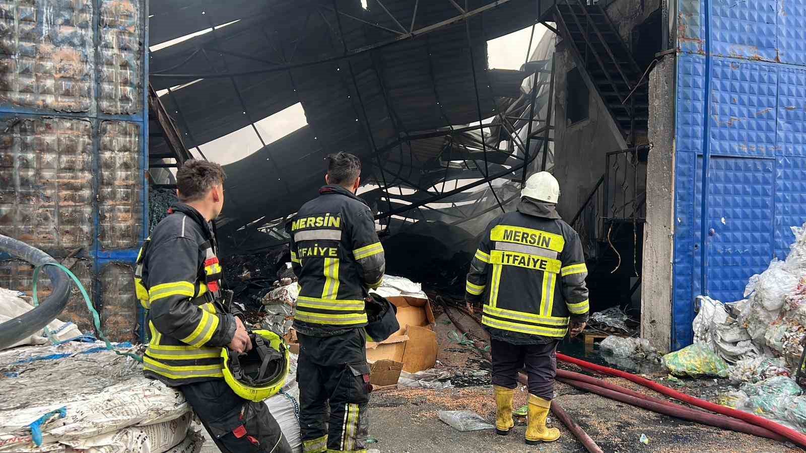 mersindeki plastik ham madde deposunda cikan yangin kontrol altina alindi 5 KNM3vu5P