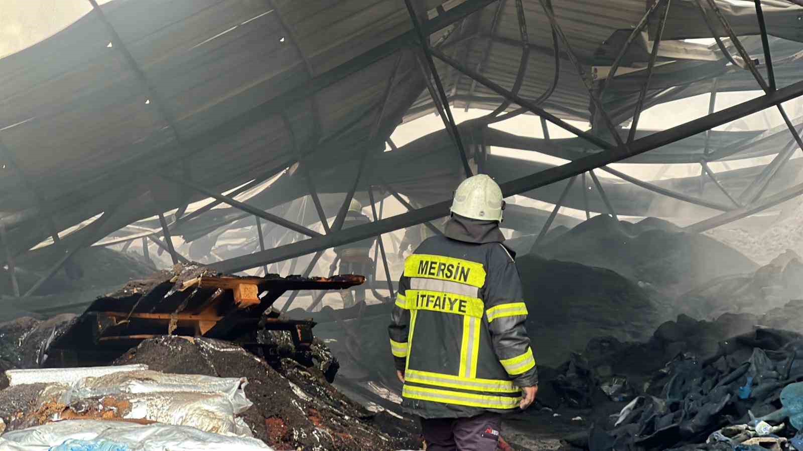 mersindeki plastik ham madde deposunda cikan yangin kontrol altina alindi 6 BEjaDjtO
