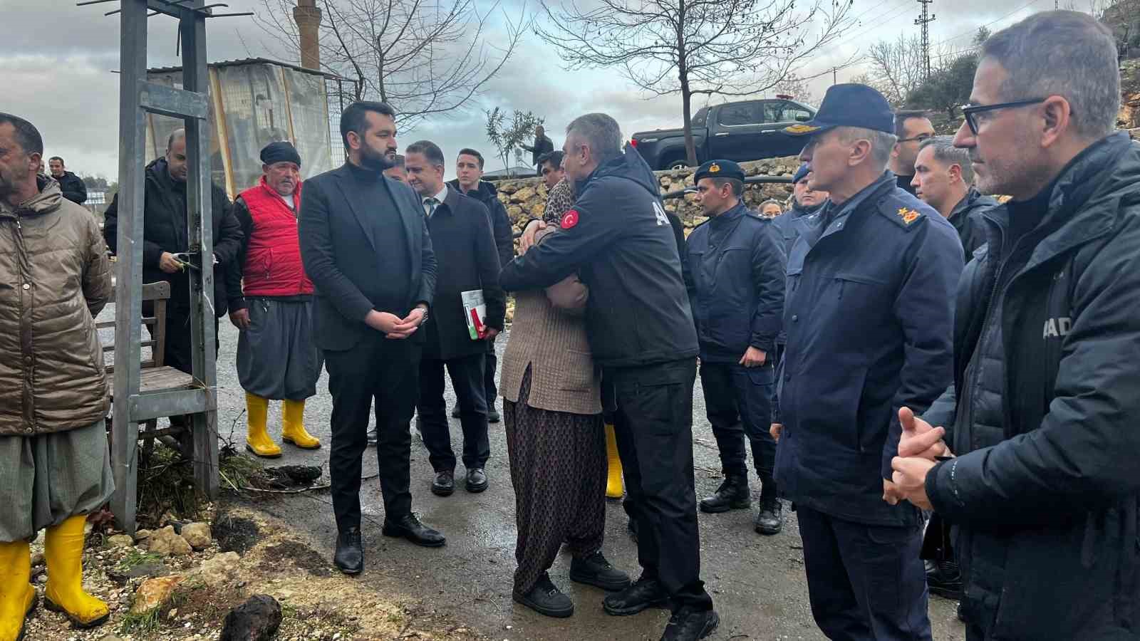 mersindeki selden geriye bu goruntuler kaldi 51 ev ve isyeri zarar gordu 12 kisi HTBCBp7m