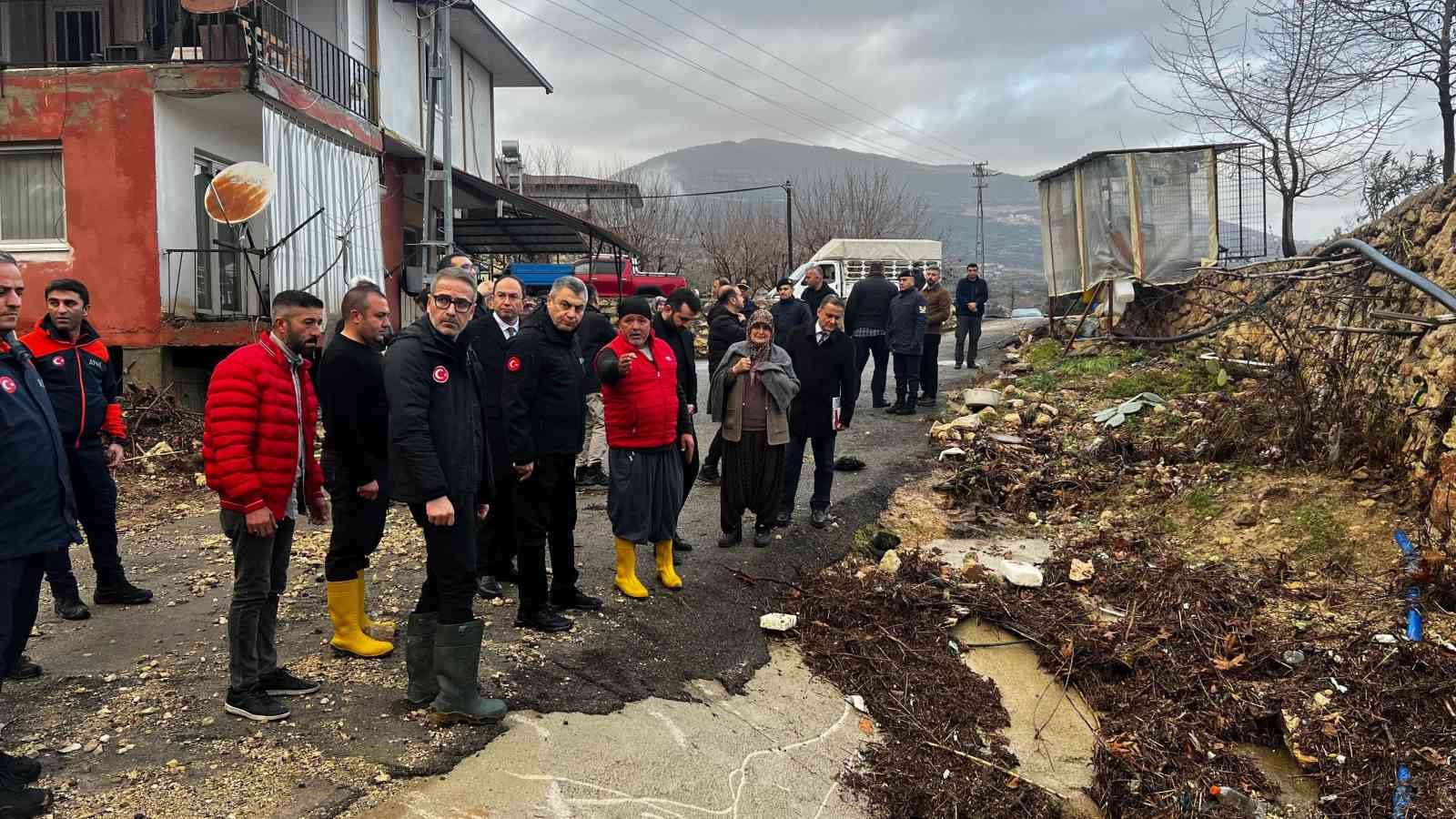 mersindeki selden geriye bu goruntuler kaldi 51 ev ve isyeri zarar gordu 12 kisi YSeeVc2Q