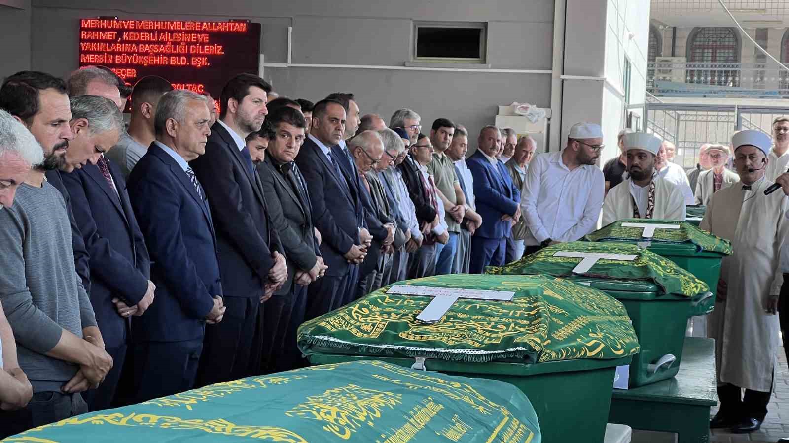 mersindeki vahsette hayatini kaybedenlerin cenaze namazi kilindi 2