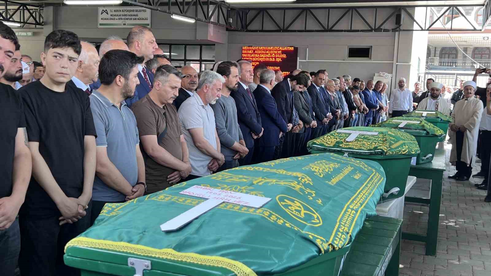 mersindeki vahsette hayatini kaybedenlerin cenaze namazi kilindi 3