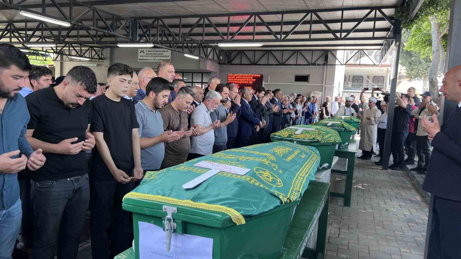 mersindeki vahsette hayatini kaybedenlerin cenaze namazi kilindi 4 eO2lRpwr