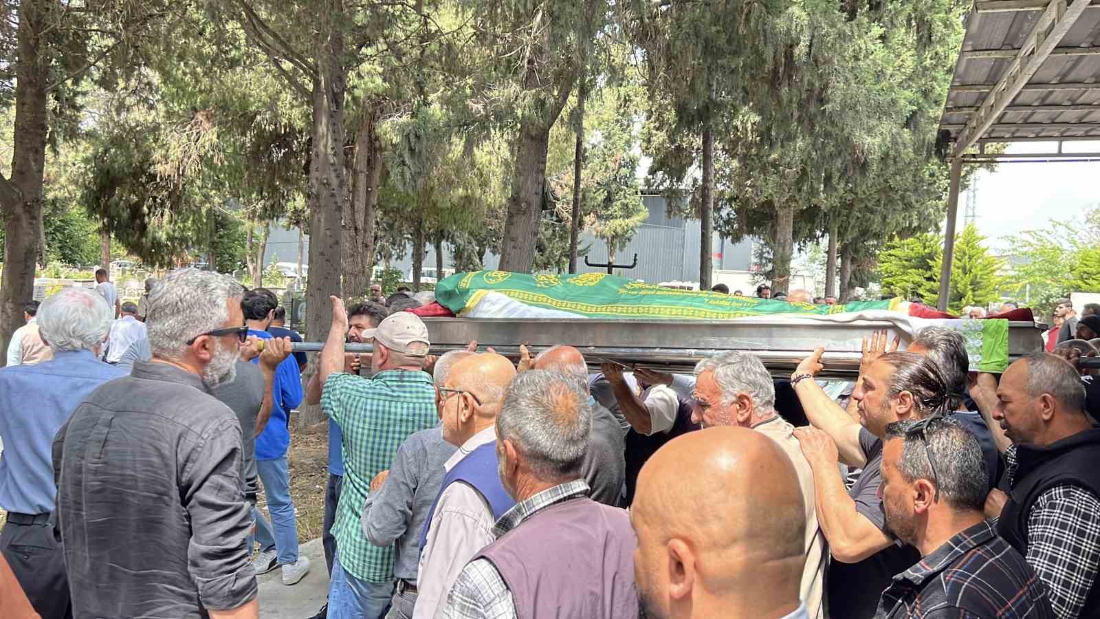 mersindeki yag fabrikasindaki patlamada olen isci topraga verildi 4 GwIygldH