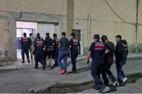 Tarsus’ta otomobil tıra çarptı: 1 ölü, 4 yaralı 2 thumbnail