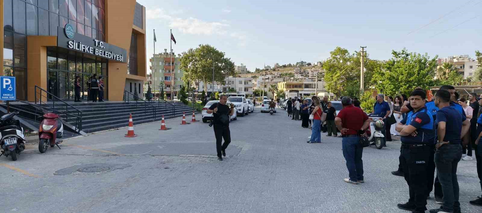 Mersin’in Silifke Belediyesi’ne operasyon: Başkan dahil çok sayıda isme gözaltı 4 mersinin silifke belediyesine operasyon baskan dahil cok sayida isme gozalti 0 qMY9p7BN