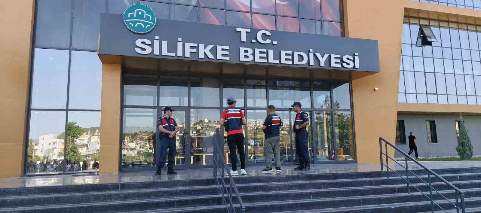 Mersin’in Silifke Belediyesi’ne operasyon: Başkan dahil çok sayıda isme gözaltı 6 mersinin silifke belediyesine operasyon baskan dahil cok sayida isme gozalti 2 alXSN3Sq