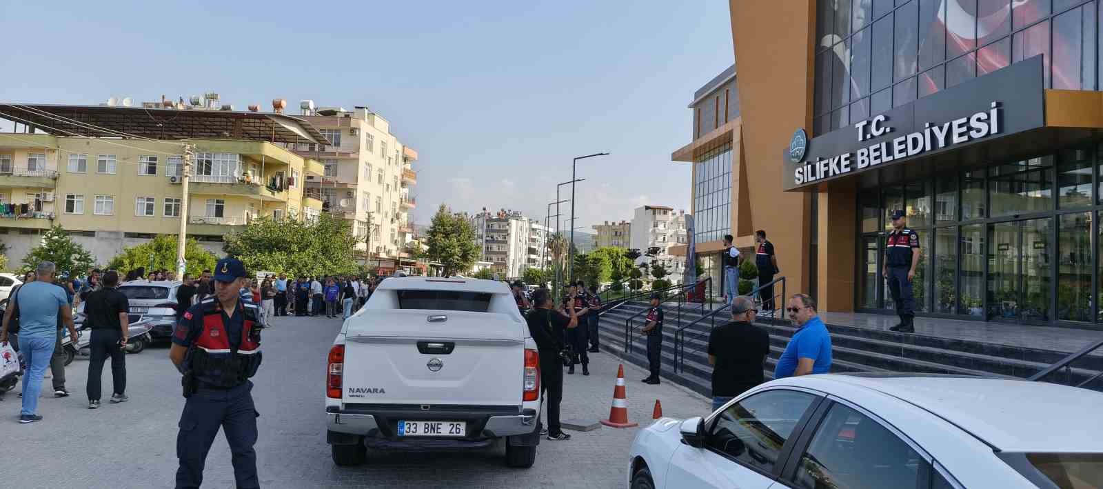 Mersin’in Silifke Belediyesi’ne operasyon: Başkan dahil çok sayıda isme gözaltı 9 mersinin silifke belediyesine operasyon baskan dahil cok sayida isme gozalti 5 JqaIpCSG