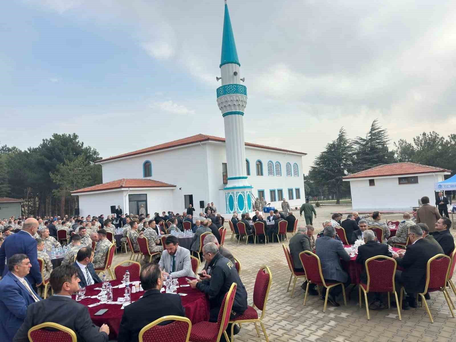 Merzifon 5’inci Ana Jet Üssü’nde inşa edilen Mehmetçik Camii ibadete açıldı 9 merzifon 5inci ana jet ussunde insa edilen mehmetcik camii ibadete acildi 5 JwBnYmXQ