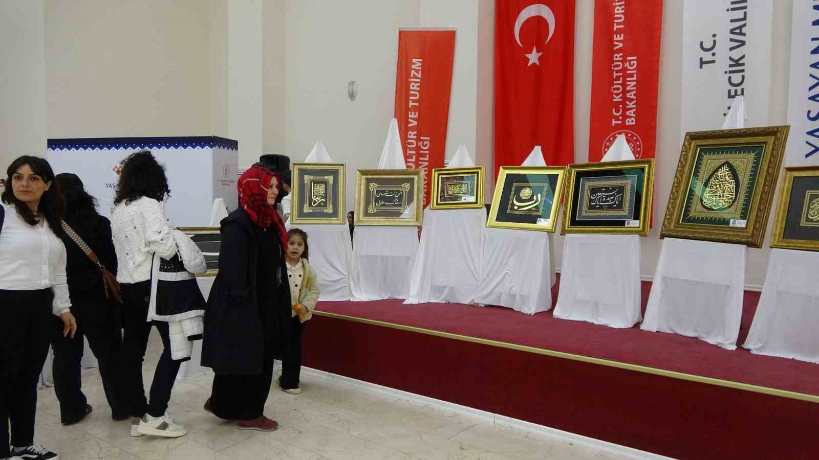 mesai saatleri haricinde naht sanatini icra ederek cami ve turbelere hat tablolari yapiyor 2 lTzZ3OCp