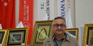 mesai-saatleri-haricinde-naht-sanatini-icra-ederek-cami-ve-turbelere-hat-tablolari-yapiyor-i2twNKNl.jpg