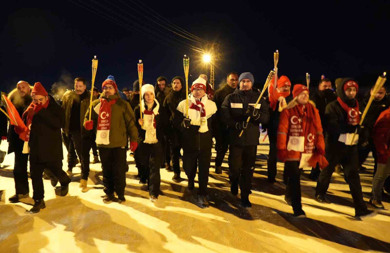 mesalelerle sehitler icin geceyi aydinlattilar 1 YTSO86P1