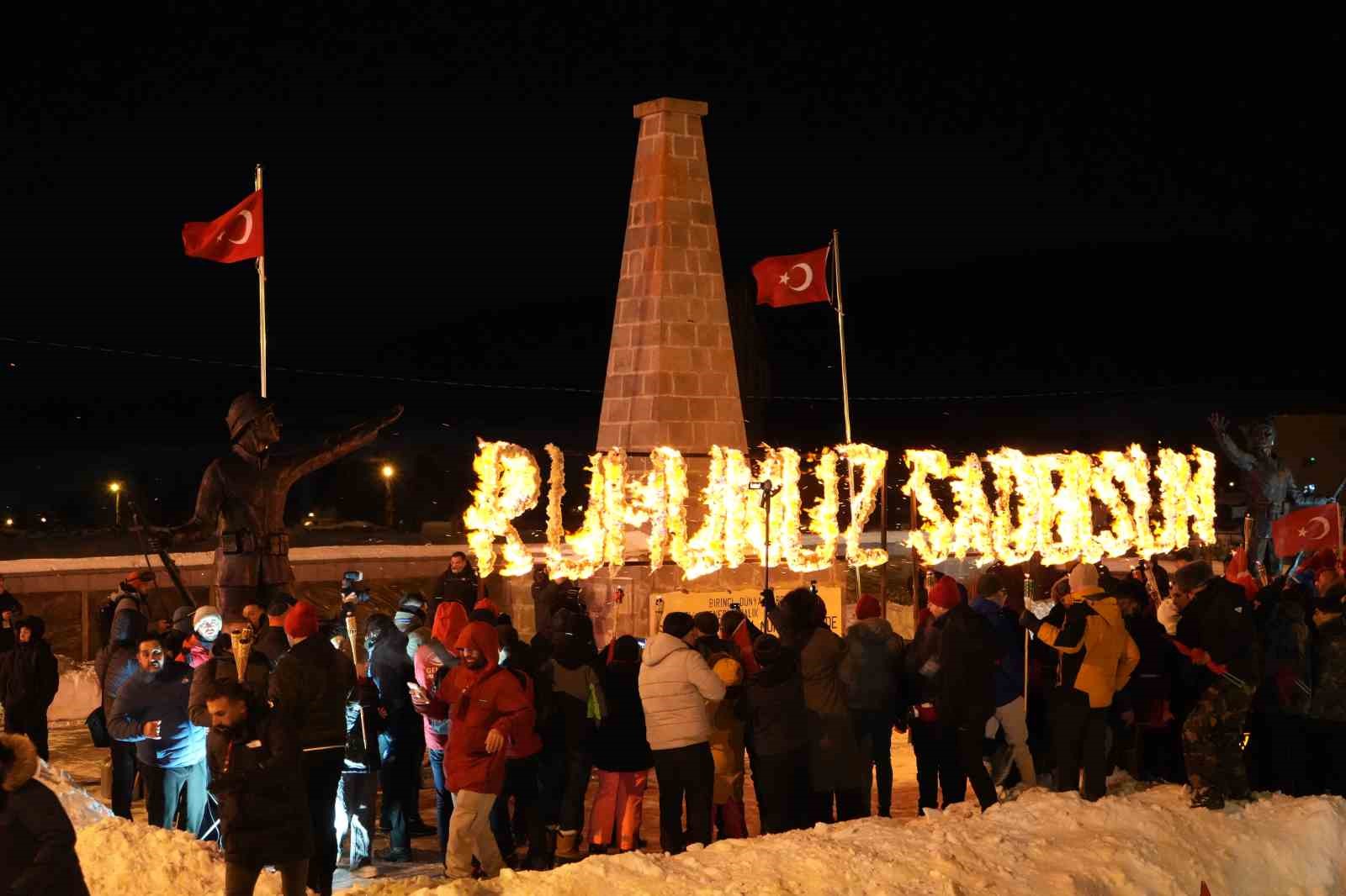 mesalelerle sehitler icin geceyi aydinlattilar 4 HUR5Xlc8