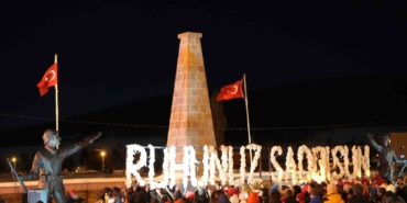 mesalelerle-sehitler-icin-geceyi-aydinlattilar-IgOPXKOW.jpg
