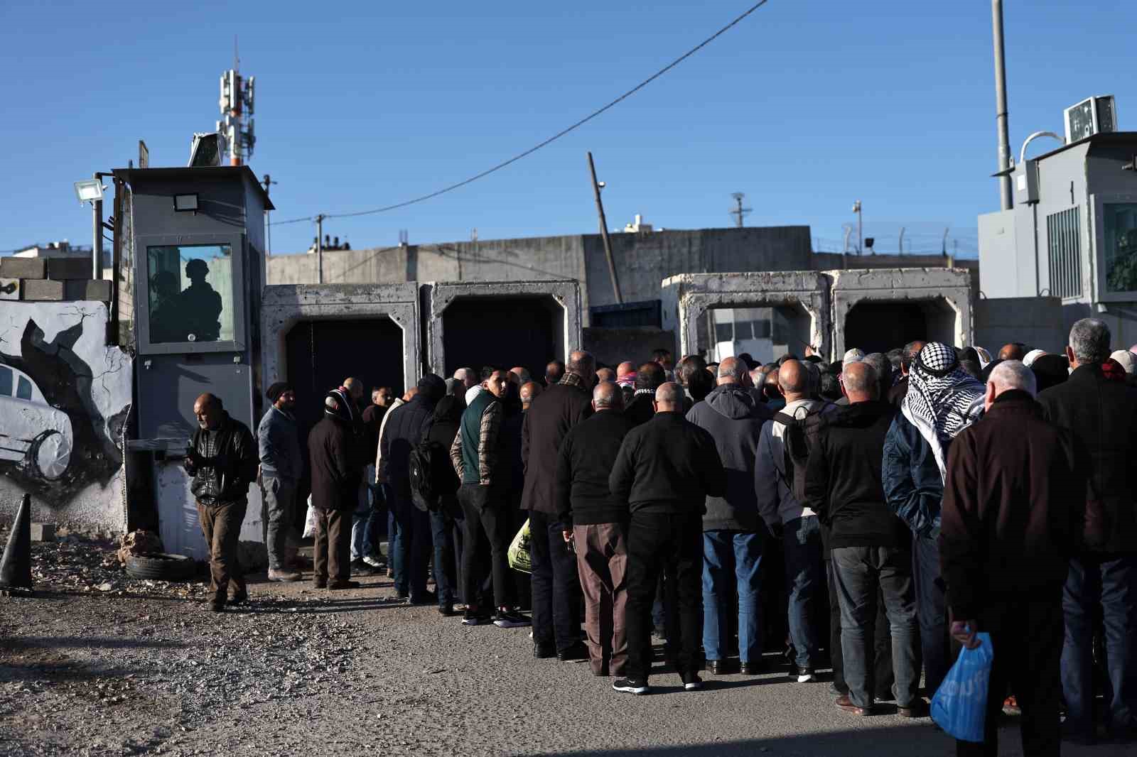 mescid i aksada 80 bin kisi ramazanin ilk cuma namazini kildi 1 KOkhWRQh