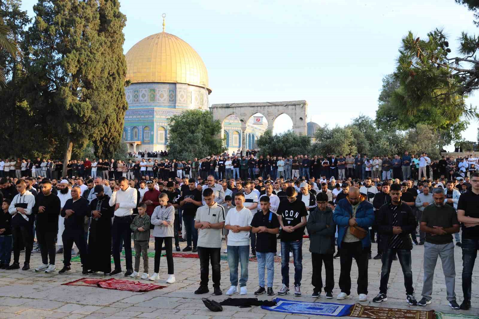 mescid i aksada bayram namazi 140 bin muslumanla kilindi 1 veZHDJfW
