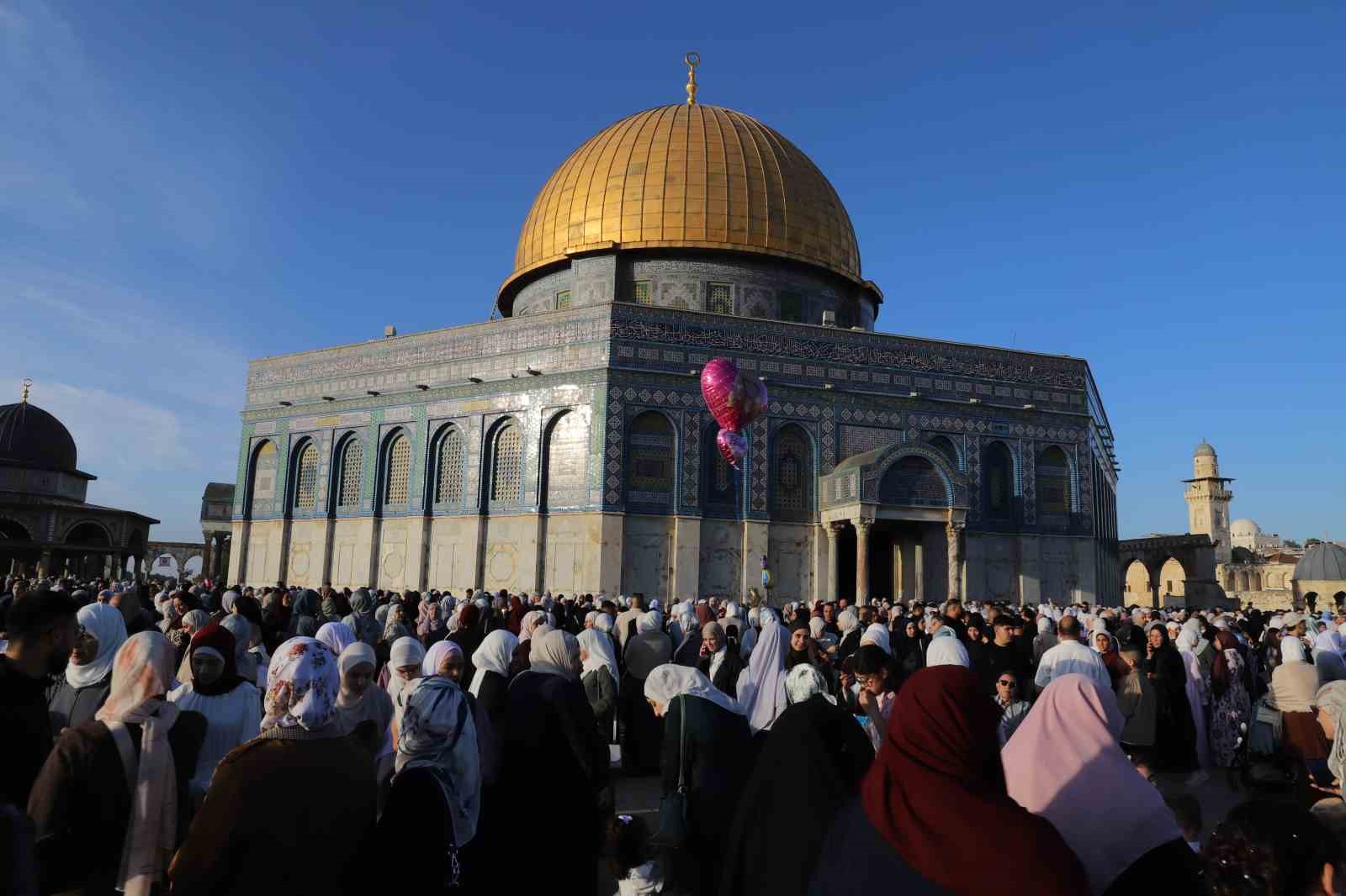 mescid i aksada bayram namazi 140 bin muslumanla kilindi 4 YN76dmVg