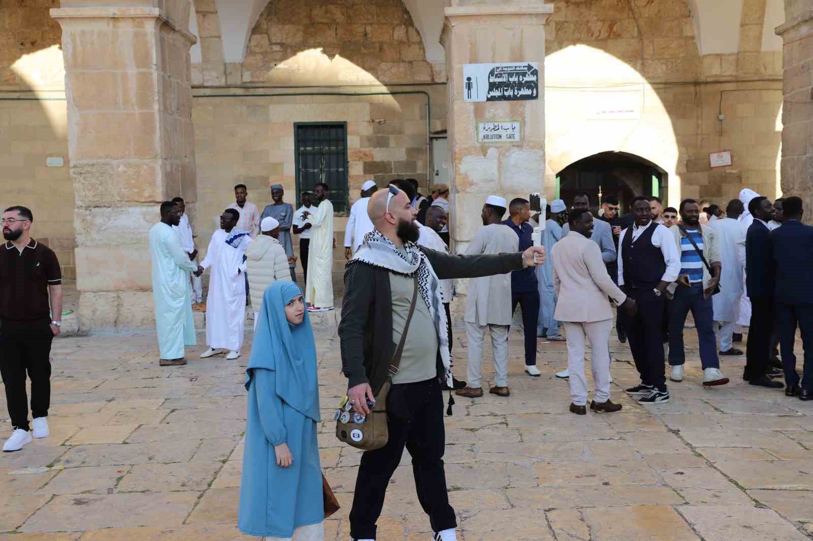 mescid i aksada bayram namazi 140 bin muslumanla kilindi 7 E2qmTtfn