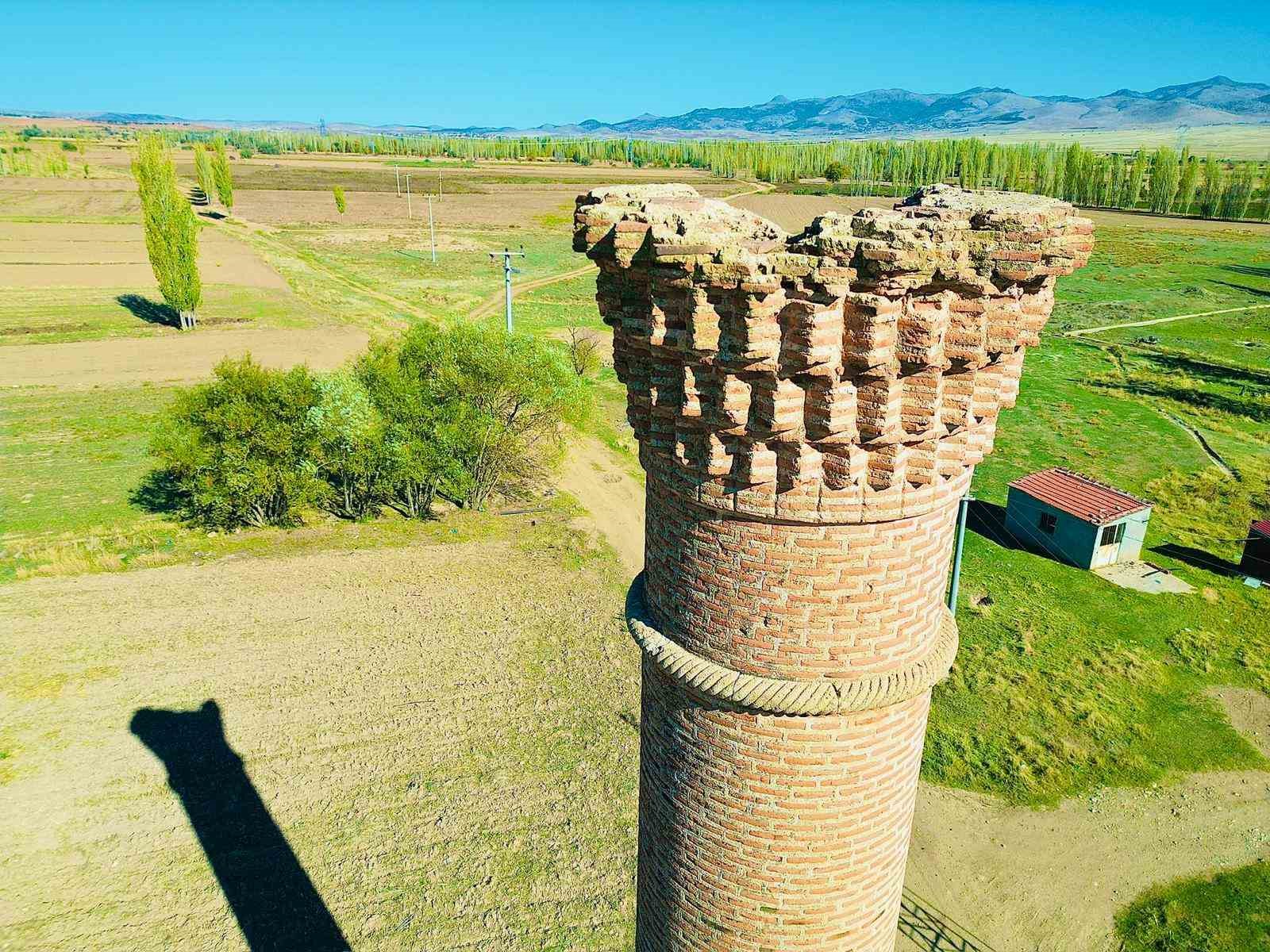 Mescidi yanan caminin minaresi 200 yılı aşkın süredir zamana meydan okuyor 5 mescidi yanan caminin minaresi 200 yili askin suredir zamana meydan okuyor 1