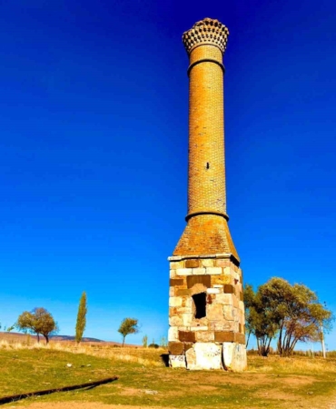 mescidi-yanan-caminin-minaresi-200-yili-askin-suredir-zamana-meydan-okuyor-B8cONt7w.jpg