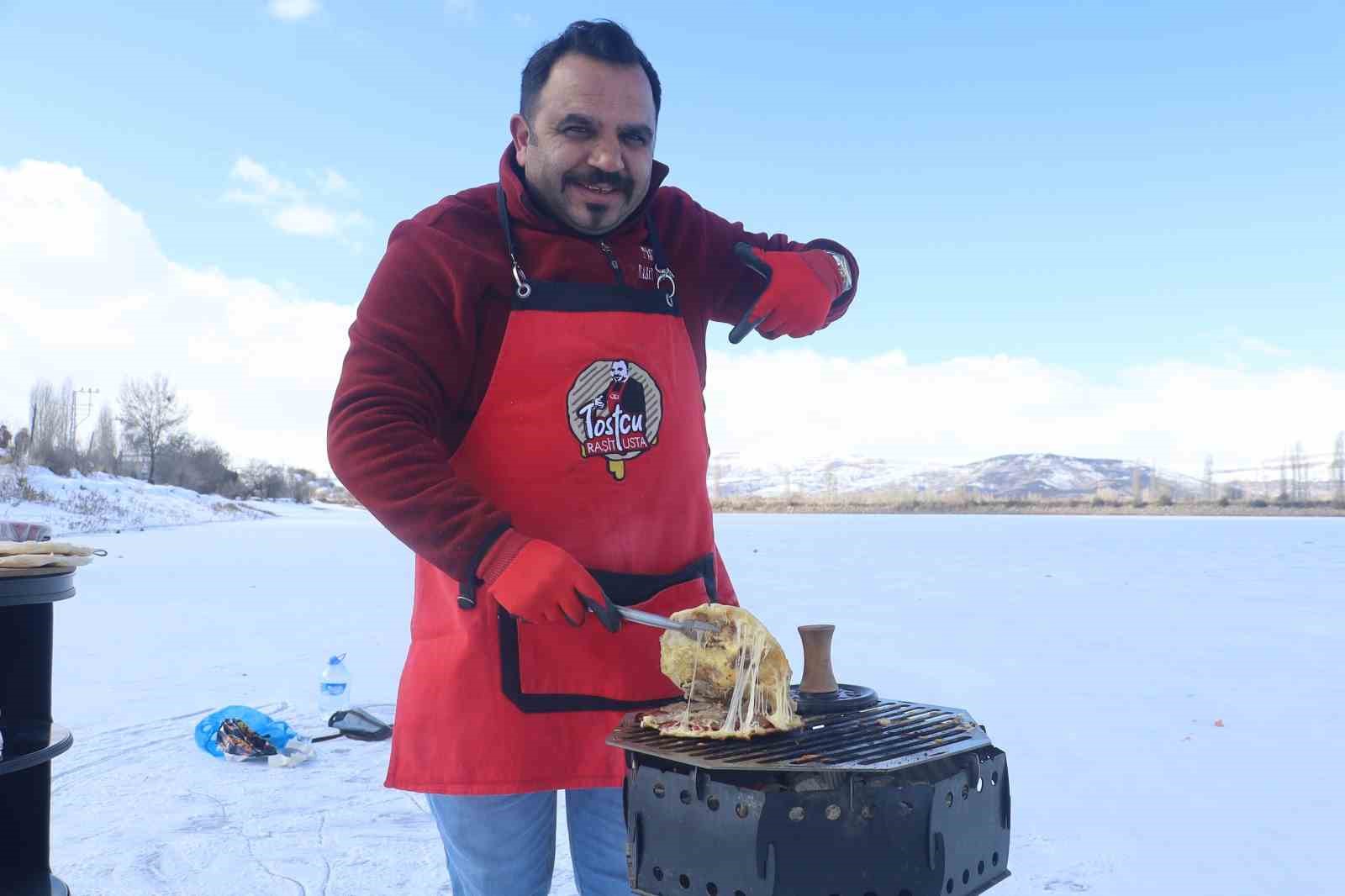 meshur tostcu soguk havada sov yapmak isterken kendini yakti 0
