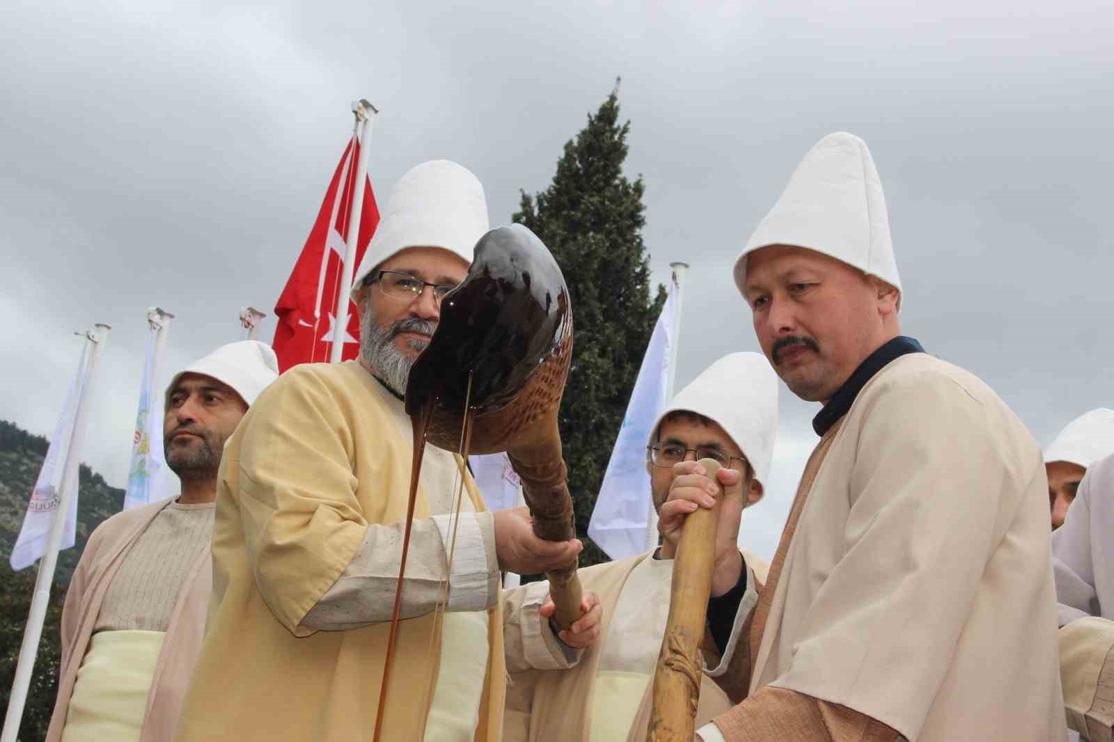 mesir macunundan alabilmek icin kazanin icine girdiler 10 NjA82I9u