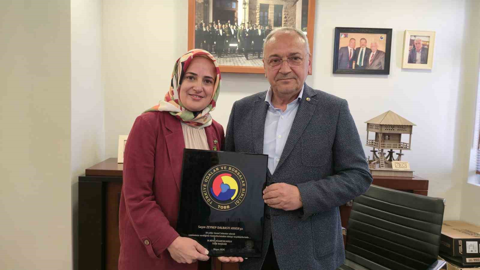 mesleginde 30 yili doldurdu plaketini cumhurbaskani erdoganin elinden aldi 0