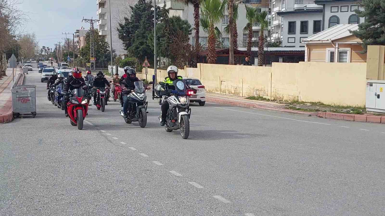 mesleginde 32 yili geride birakarak emekli olan trafik polisinin son gorevinde motosikletlilerden surpriz 1