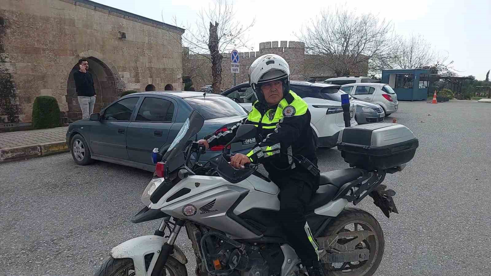 mesleginde 32 yili geride birakarak emekli olan trafik polisinin son gorevinde motosikletlilerden surpriz 2 OBR7eXUf