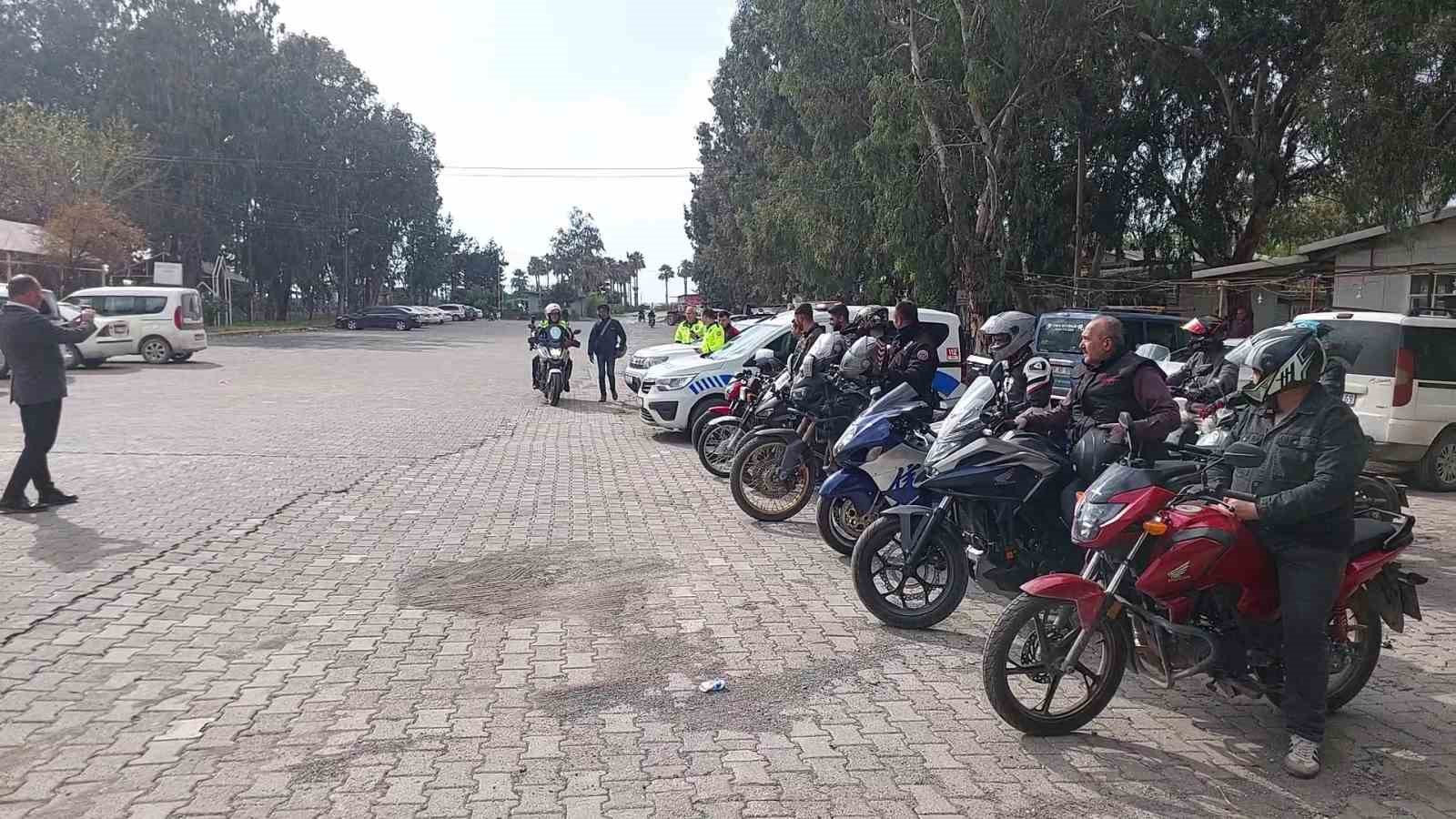 mesleginde 32 yili geride birakarak emekli olan trafik polisinin son gorevinde motosikletlilerden surpriz 3 5dVcQLrC