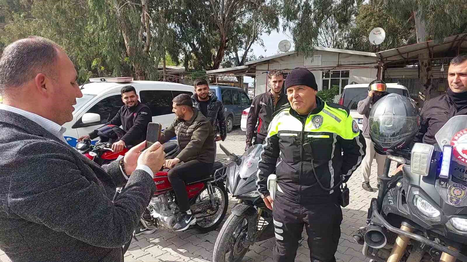 mesleginde 32 yili geride birakarak emekli olan trafik polisinin son gorevinde motosikletlilerden surpriz 4 4ZwvVSPw