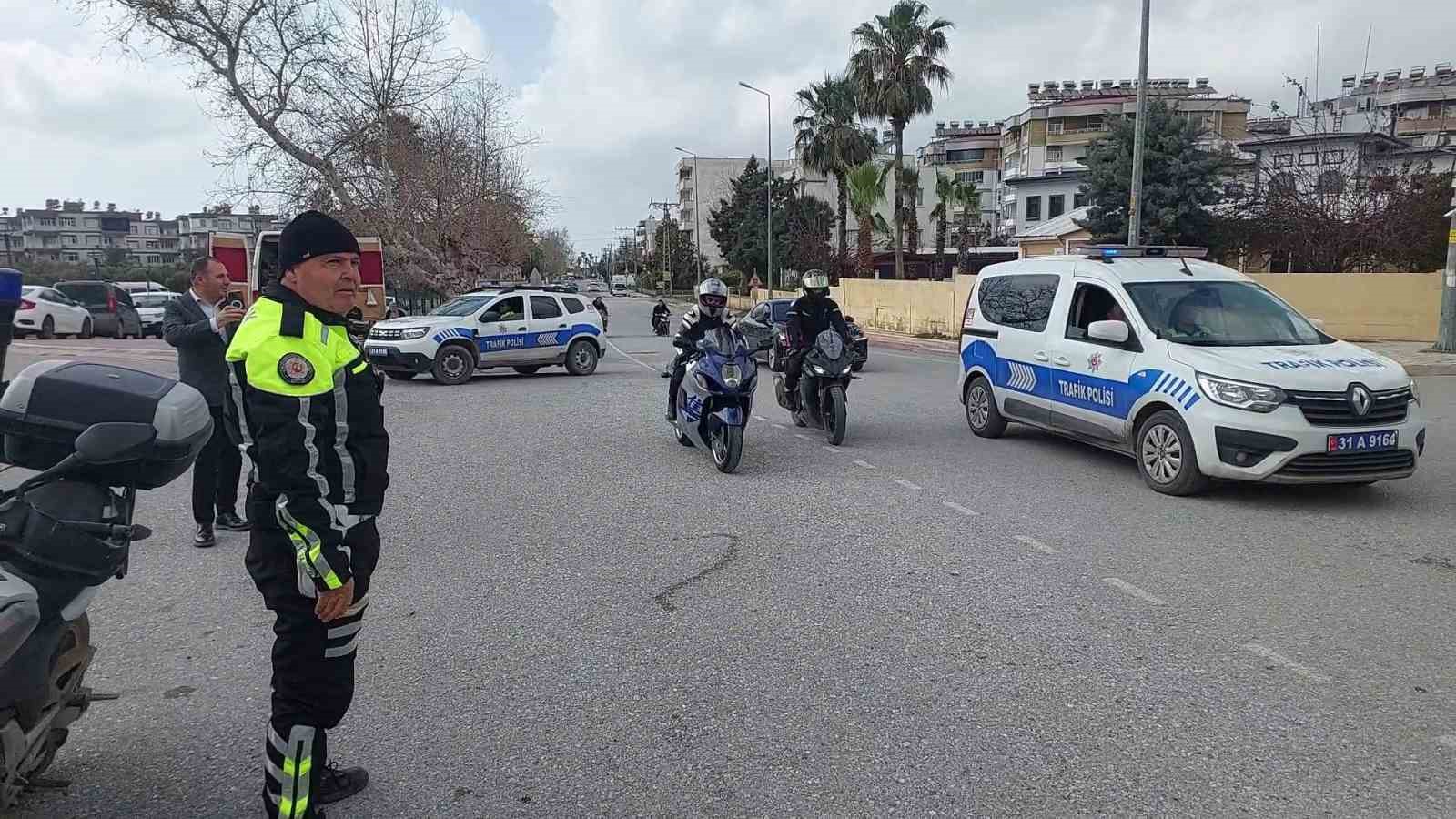 mesleginde 32 yili geride birakarak emekli olan trafik polisinin son gorevinde motosikletlilerden surpriz 5 fDbHFIjg