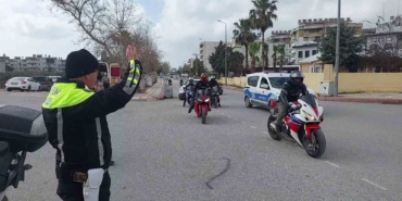 mesleginde-32-yili-geride-birakarak-emekli-olan-trafik-polisinin-son-gorevinde-motosikletlilerden-surpriz-mKBDaVSJ.jpg