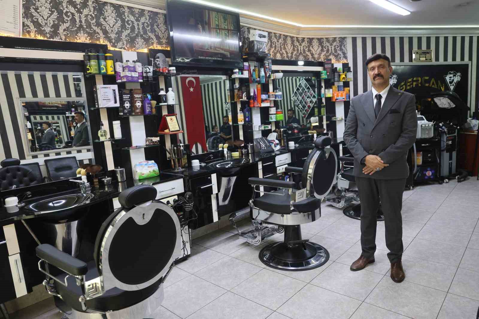 Mesleğine olan ciddiyetini kaybetmeyen berber, yaz kış demeden müşterilerini takım elbiseyle tıraş ediyor 7 meslegine olan ciddiyetini kaybetmeyen berber yaz kis demeden musterilerini takim elbiseyle tiras ediyor 3 TQYzweSc