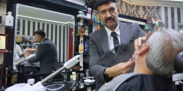 meslegine-olan-ciddiyetini-kaybetmeyen-berber-yaz-kis-demeden-musterilerini-takim-elbiseyle-tiras-ediyor-3CPNFvrR.jpg