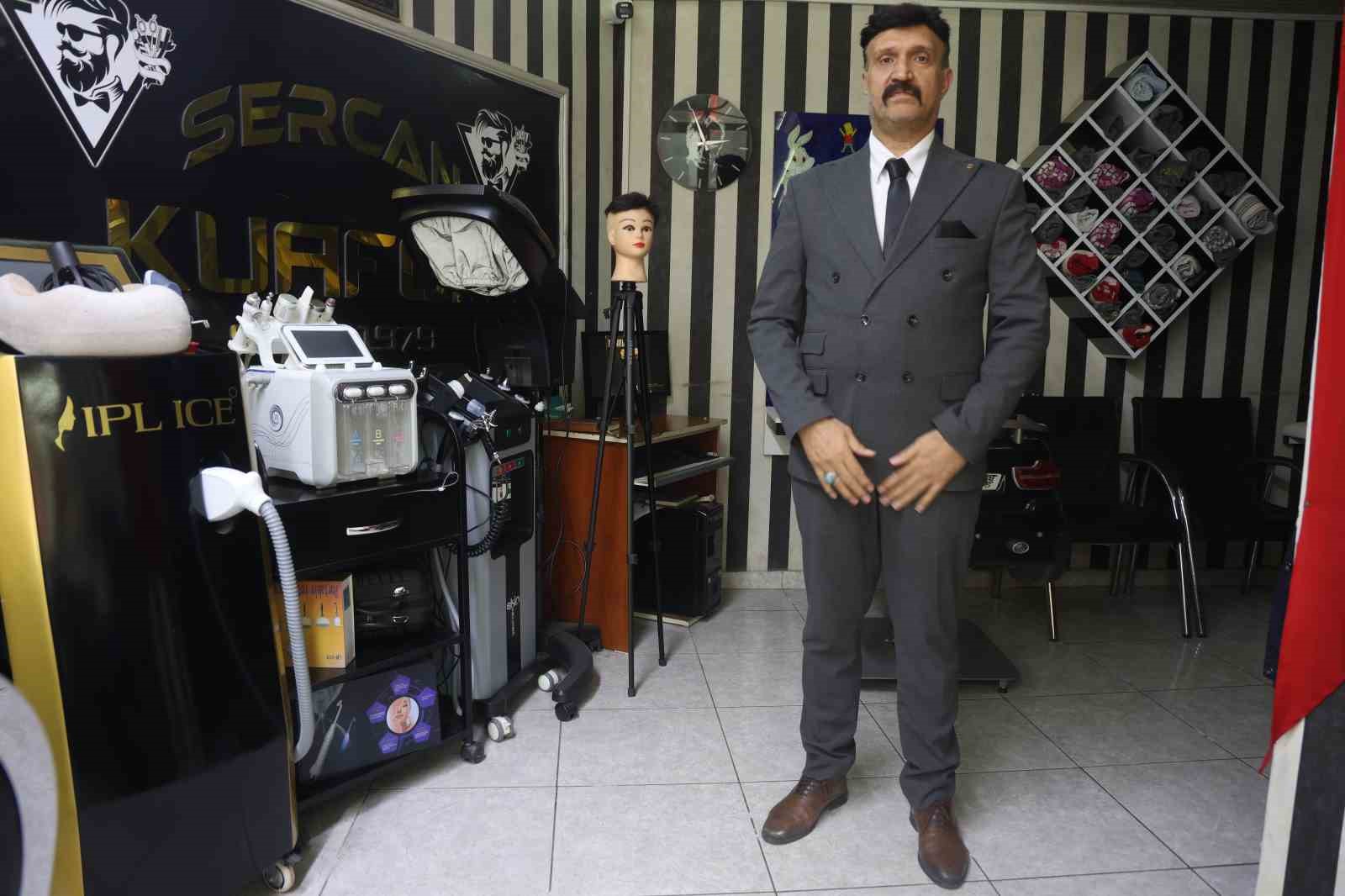 Mesleğine olan ciddiyetini kaybetmeyen berber, yaz kış demeden müşterilerini takım elbiseyle tıraş ediyor 8 meslegine olan ciddiyetini kaybetmeyen berber yaz kis demeden musterilerini takim elbiseyle tiras ediyor 4 PMXm2pO5