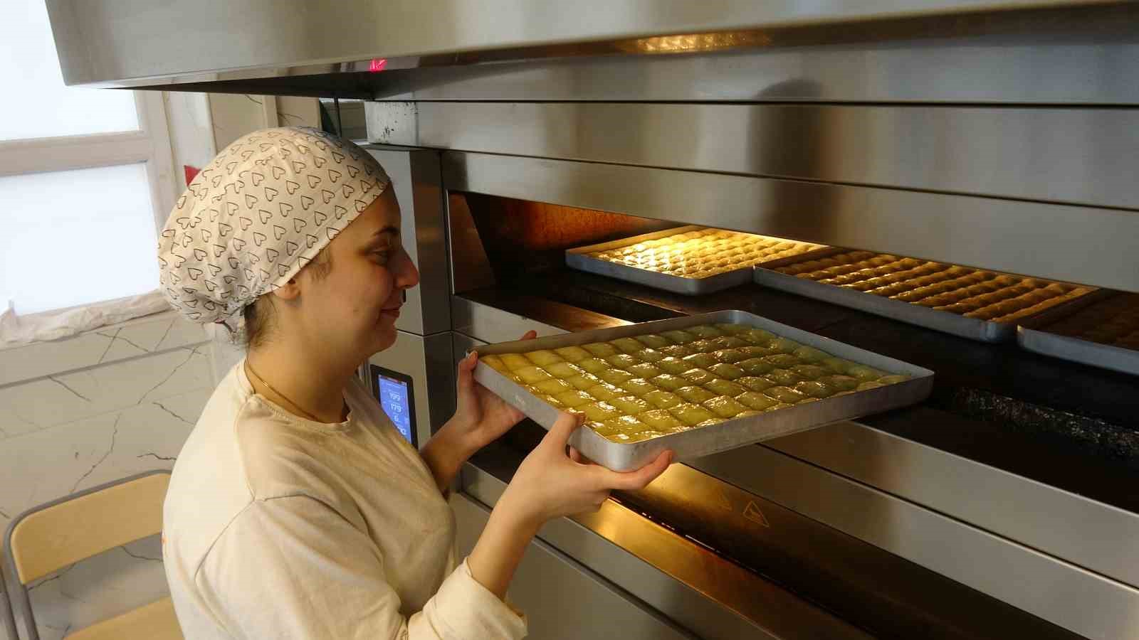 meslek liseli kizlarin ramazanda baklava mesaisi 5 lGmHjQeN