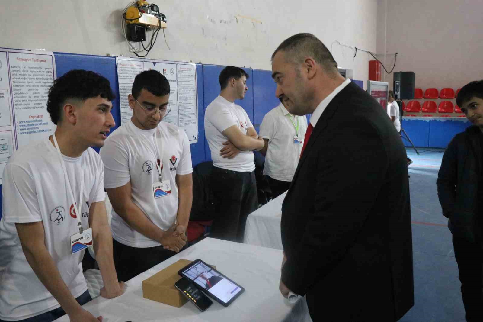 Meslek lisesi öğrencileri işaret dilini yapay zekayla sese dönüştürdü 4 meslek lisesi ogrencileri isaret dilini yapay zekayla sese donusturdu 0