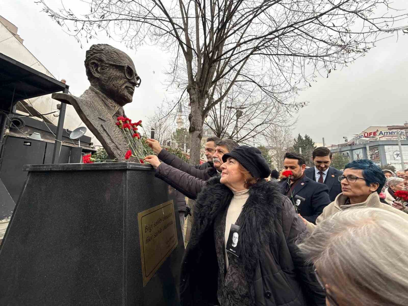 meslektaslari ugur mumcuyu olumunun 33 yilinda andi 0 XEiLQCwg