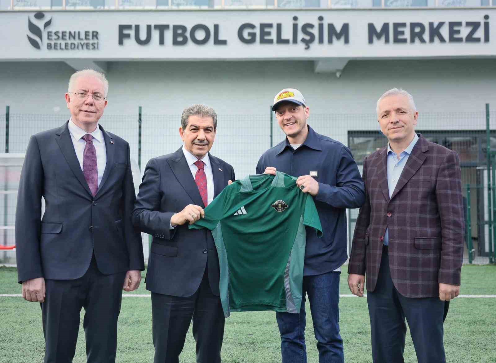 mesut ozil esenlerde sahaya indi 0 saWwpVPl