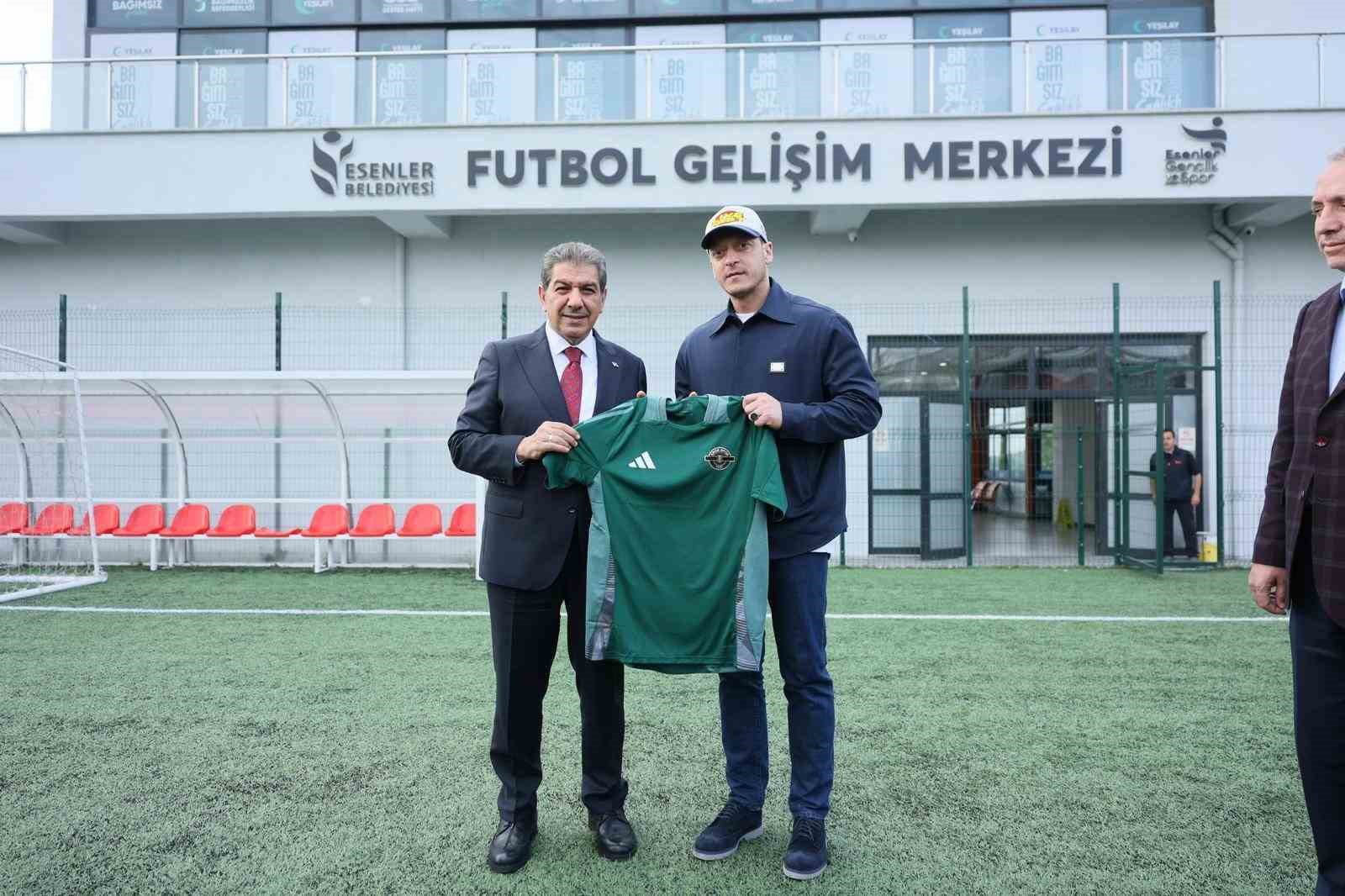 mesut ozil esenlerde sahaya indi 1 km9jKR9O