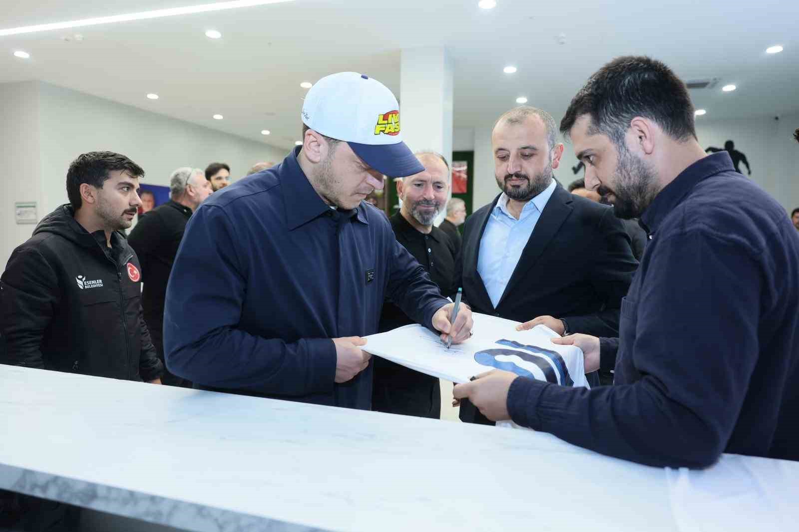 mesut ozil esenlerde sahaya indi 2 7lZkmOmB