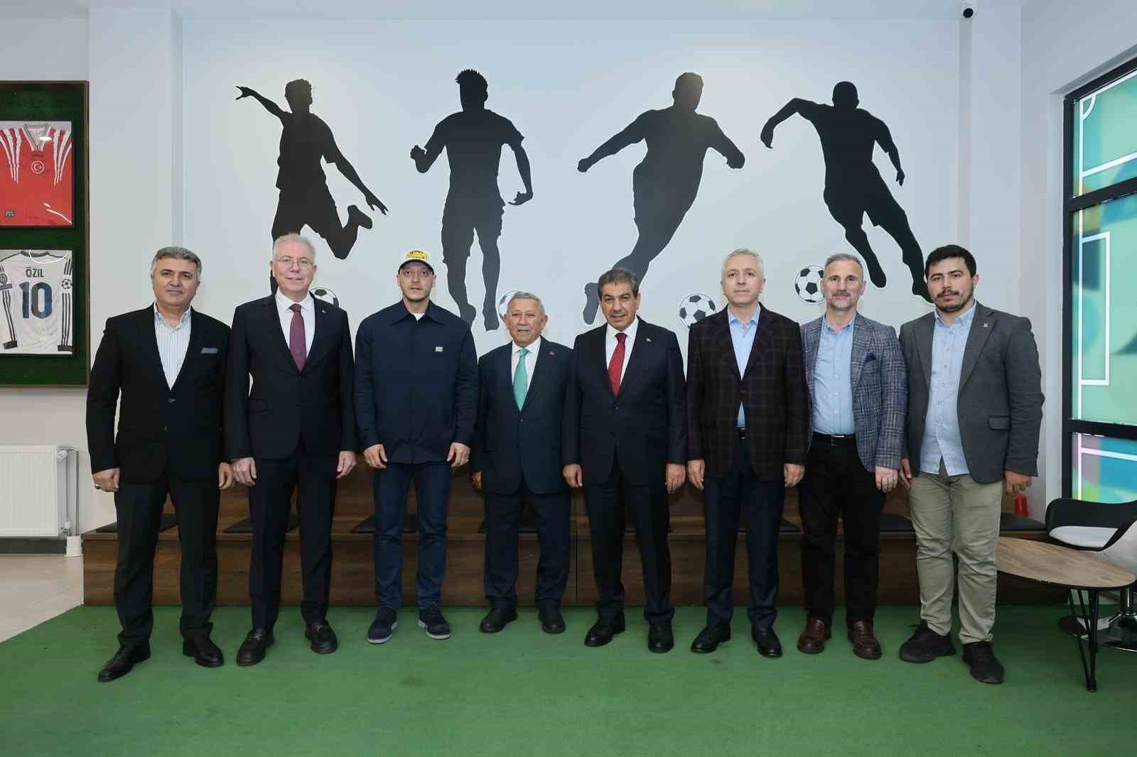 mesut ozil esenlerde sahaya indi 4 Vzl7eVcv