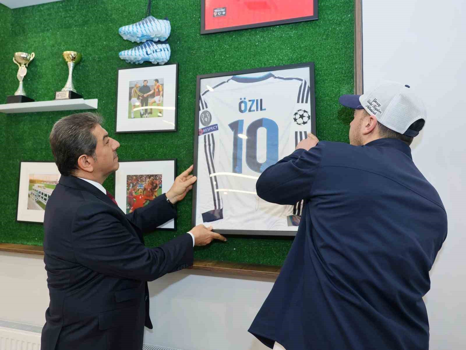 mesut ozil esenlerde sahaya indi 5 1wheefAK